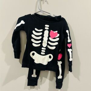Carter's kids 24 months Black skeleton pj pajama set Halloween hearts